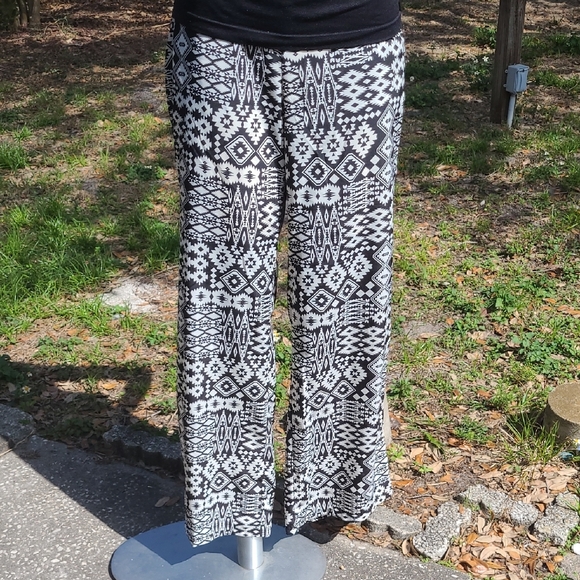 Black and White Geometric Print Women's Pants - Picture 1 of 16